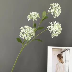 Detalle de rama de hortensia artificial, hojas verdes realistas y delicadas flores blancas.