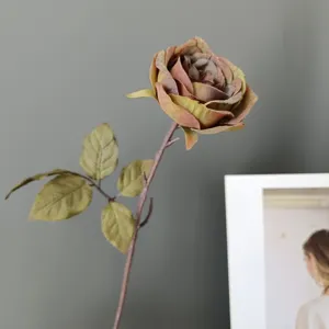 Detalle de flor de rosa artificial estilo pintura al óleo vintage para decoración hogar