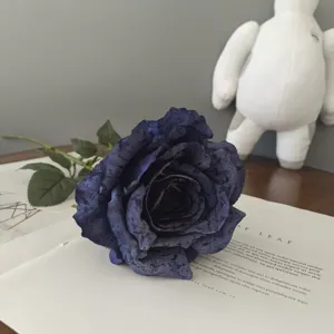 Rosa artificial azul oscura retro con bordes quemados para decoración del hogar boda