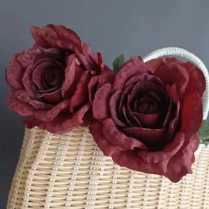 Detalle de flor de rosa roja artificial, estilo retro vintage para decoración del hogar y bodas.