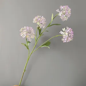 Detalle de rama de flor de hortensia artificial, decoración floral rosa Morandi para interiores.