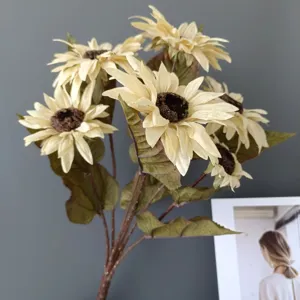 Bouquet di girasoli artificiali in stile pittura ad olio per decorazione domestica.