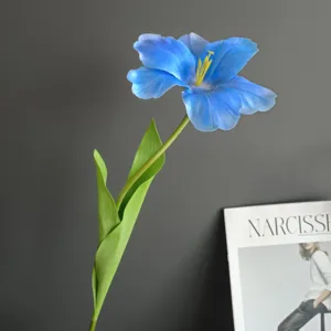 Detalle de flor de tulipán azul artificial de rama única, decoración floral para el hogar.