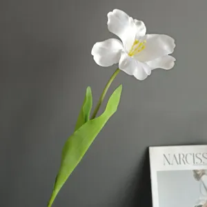 Primer plano de tallo único de tulipán blanco artificial, decoración floral minimal.
