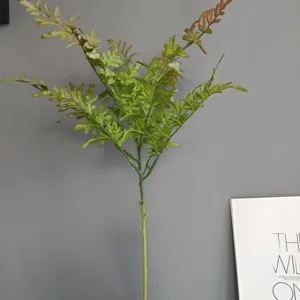 Dettaglio ramo di felce artificiale, fogliame in gomma morbida, decorazione per casa nordica.