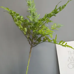 Primo piano di foglia di felce artificiale, ramo in gomma morbida per decorazioni d'interni.
