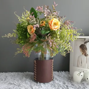 Gros plan détaillé d'un bouquet de fleurs artificielles dans un vase en verre chic.