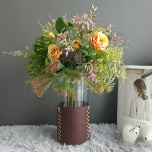 Bouquet de fleurs artificielles avec vase en verre et étui en cuir pour la décoration