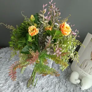 Bouquet de fleurs artificielles avec roses oranges et feuilles vertes pour décoration d'intérieur.