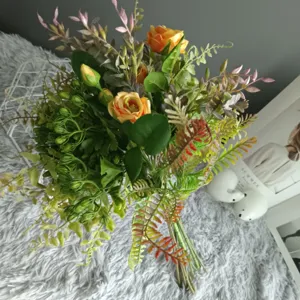 Bouquet de roses artificielles avec feuilles vertes et fougères pour la décoration de la maison.