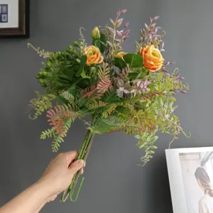 Vue détaillée bouquet de fleurs artificielles, style nordique déco maison et arrangement floral.