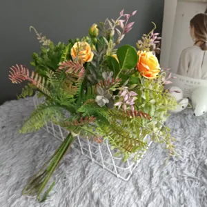 Bouquet de fleurs artificielles rose de simulation avec panier en fer pour la maison.