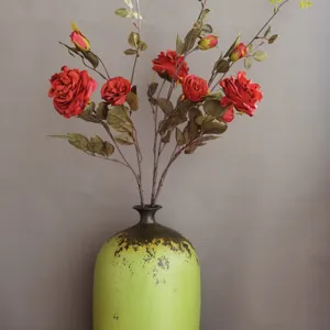 Künstliche rote Rosen Blumenarrangement in Retro grüne Keramikvase für Heimdekoration