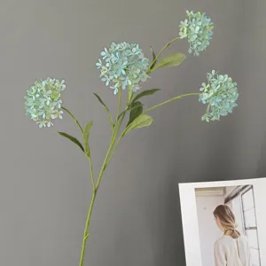 Detalle de rama de hortensia artificial, tallo floral azul para decoración hogar.
