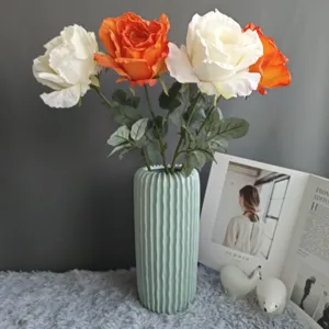 Ramo de rosas artificiales con jarrón de cerámica, estilo retro para decoración del hogar.