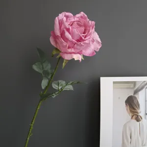 Detalle del tallo de flor de rosa rosa artificial, decoración vintage para hogar y boda.