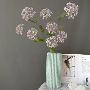 Ramo de flores de hortensia artificial en jarrón de cerámica verde estriado decoración