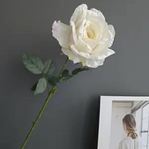 Detalle exquisito de rosa blanca artificial, estilo vintage ideal para la decoración del hogar.