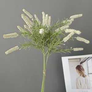 Künstlicher weißer Salbei Schilf Blumenbund für Heimdekoration, Hochzeits-Blumenarrangement und Design.