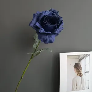 Primer plano detallado de una rosa artificial azul oscura, decoración del hogar.