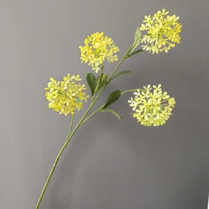 Detalle de rama de hortensia amarilla artificial, flor de plástico para decoración y bodas.