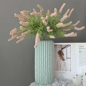 Detailansicht künstlicher Blumenstrauß mit gerillter grüner Vase für nordische Heimdekoration