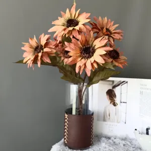 Bouquet di girasoli artificiali con vaso in vetro, accessori decorativi stile pittura.