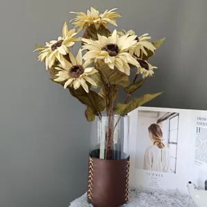 Bouquet di girasoli artificiali per decorazioni domestiche e oggetti di scena fotografici.