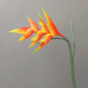 Künstliche tropische Paradiesvogelblume einzelner Stiel Detail Nahaufnahme Ansicht.