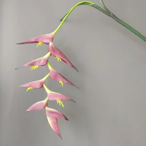 Primer plano detallado de la rama de flor de heliconia artificial colgante, elegante.