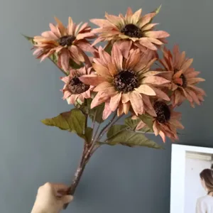 Bouquet di girasoli artificiali vintage per decorazioni domestiche e oggetti di scena.