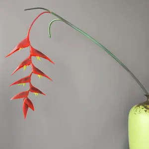 Detalle de flor de Heliconia colgante artificial, material de goma suave para decoración.
