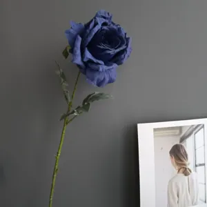 Vista detallada de una rosa artificial azul con tallo largo y borde retro para decoración del hogar.