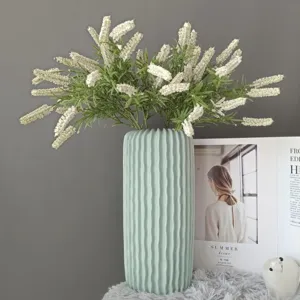 Nordische künstliche Salbeiblumen-Vase in hellem Grün für Heimdekoration und Blumenkunst-Design.