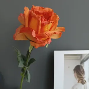 Primer plano de detalle de rosa artificial naranja retro con borde quemado para decoración.