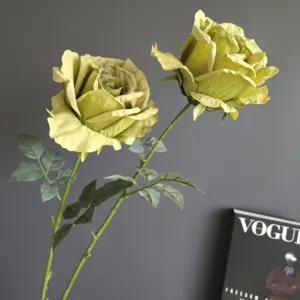 Rosas verdes artificiales vintage en primer plano, flores de tela hechas a mano para hogar.