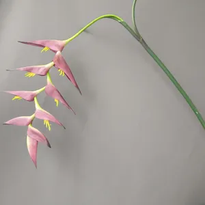 Detalle de rama de flor de heliconia colgante artificial, primer plano de goma suave.