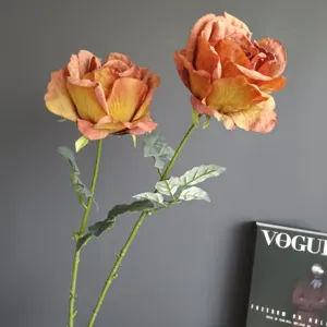 Vista detallada de rosas artificiales degradadas retro con bordes quemados para decoración.