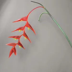 Detalle del tallo de flor colgante de heliconia artificial, material de goma suave, rojo.