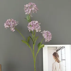 Toma detallada de una rama de flor de hortensia morada artificial para decoración de casa