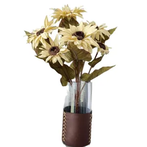 Mazzo di girasoli artificiali stile pittura ad olio in vaso di vetro con rivestimento.
