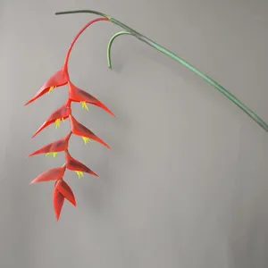 Vista detallada de la rama de flor de heliconia colgante artificial, hermosa decoración.