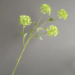 Detalle de primer plano de rama de flor de bola de nieve artificial verde para hogar.