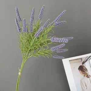 Künstliche Lavendel Blumen Detailansicht mit lila Ähren und grünen Blättern für die Heimdekoration.