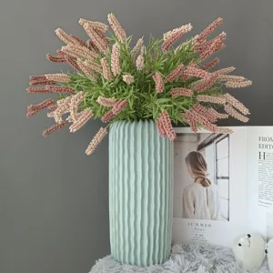 Kunstblumen Lavendel Salbei Blumenstrauß mit Keramikvase für nordische Heimdeko Hochzeit.