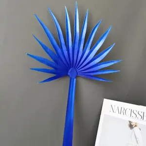 Detailopname van een prachtig blauw kunstpalmblad, decoratie voor het modern interieur.