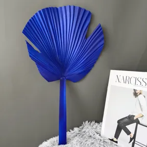 Blauw kunstmatig palmblad detailshot, perfect voor interieurdecoratie en etalages.