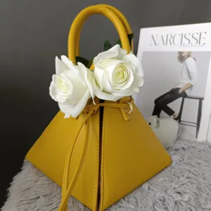 Bolso de mano geométrico de cuero amarillo con decoración de rosas blancas elegante