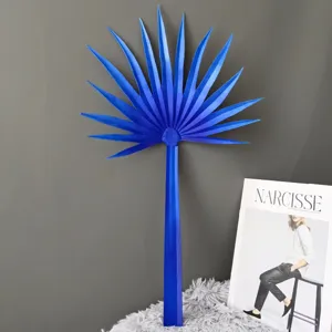 Blauw kunstmatig palmblad detail, waaierpalm plantensterm, moderne hotel bruiloft decoratie