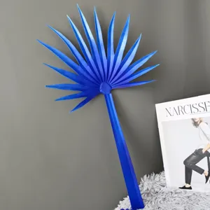 Blauwe kunstmatige palmbladdecoratie voor interieurontwerp, etalage en feestdecoratie.